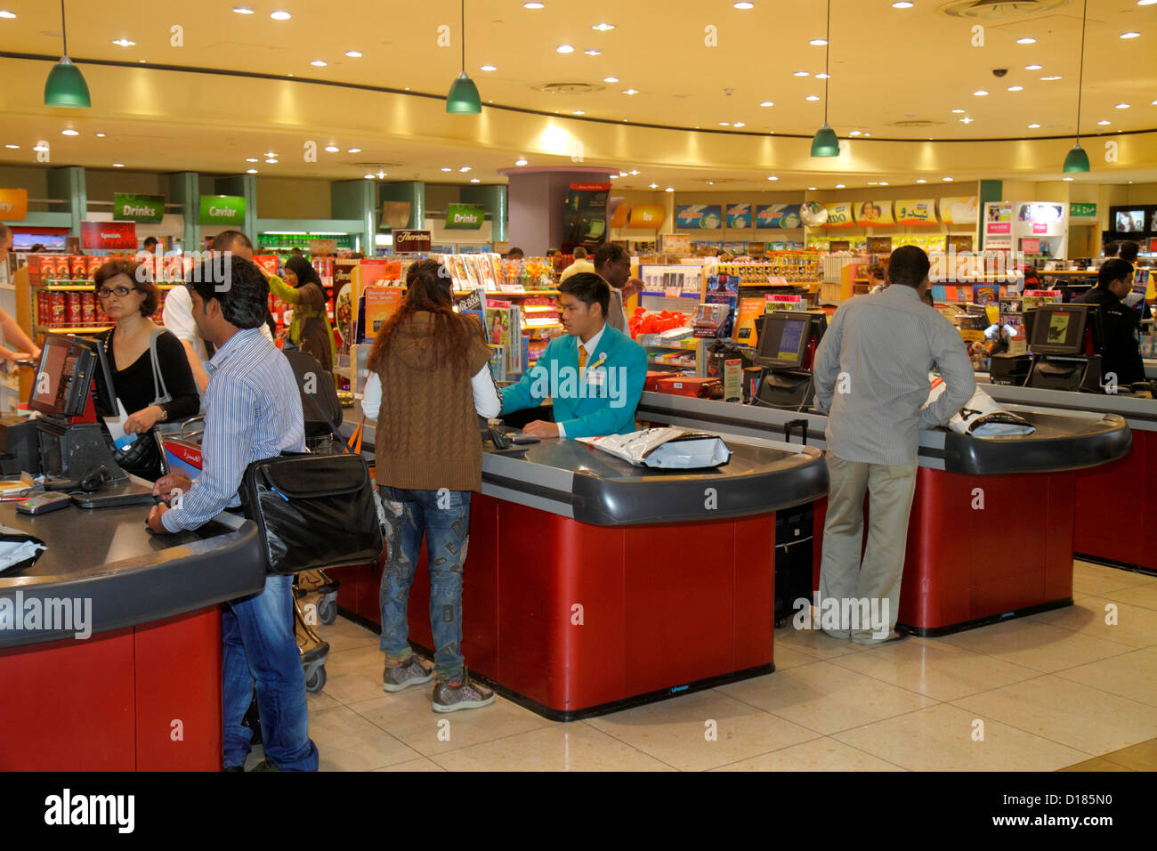 Dubai VAE, Vereinigte Arabische Emirate, Dubai International Airport, Gate, Sheikh Rashid Terminal, Shopping Shopper Shopper Shop Shops Market Markets Marktplatz Stockfoto
