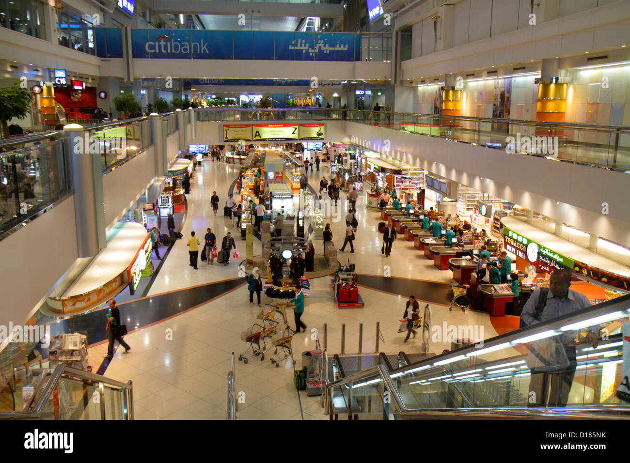 Dubai VAE, Vereinigte Arabische Emirate, Dubai International Airport, Gate, Sheikh Rashid Terminal, Shopping Shopper Shopper Shop Shops Market Markets Marktplatz Stockfoto