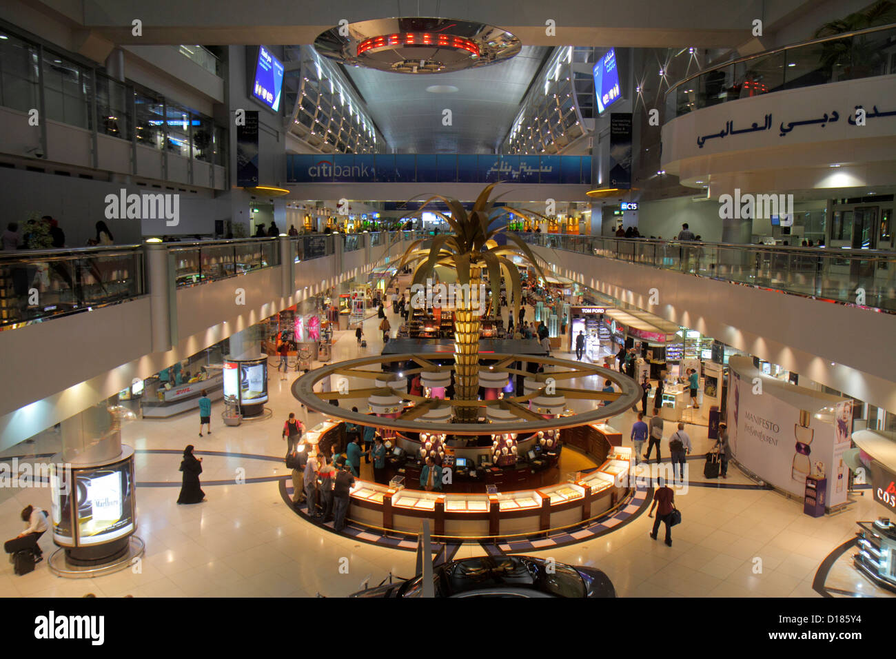 Duty free shopping am flughafen dubai -Fotos und -Bildmaterial in hoher ...
