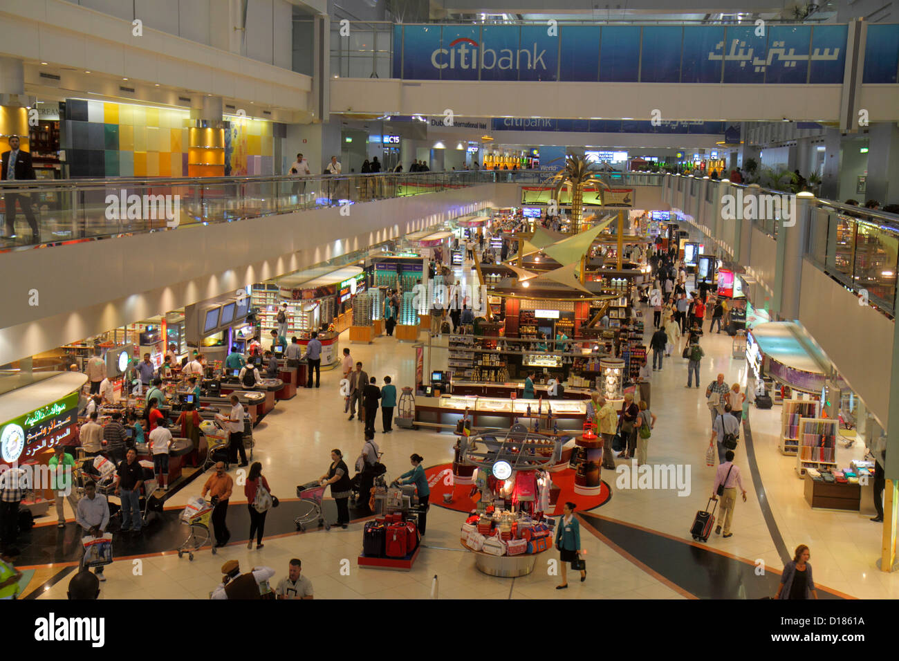 Dubai VAE, Vereinigte Arabische Emirate, Dubai International Airport, Gate, Sheikh Rashid Terminal, Shopping Shopper Shopper Shop Shops Market Markets Marktplatz Stockfoto