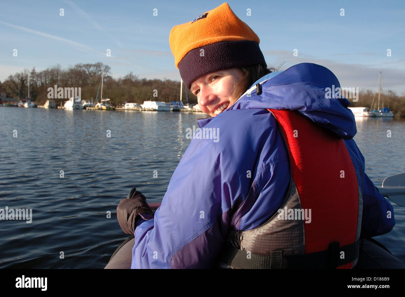 Junge Frau in Sevylor Colorado Premium aufblasbares Kanu auf Malthouse breit, Norfolk Broads National Park Stockfoto