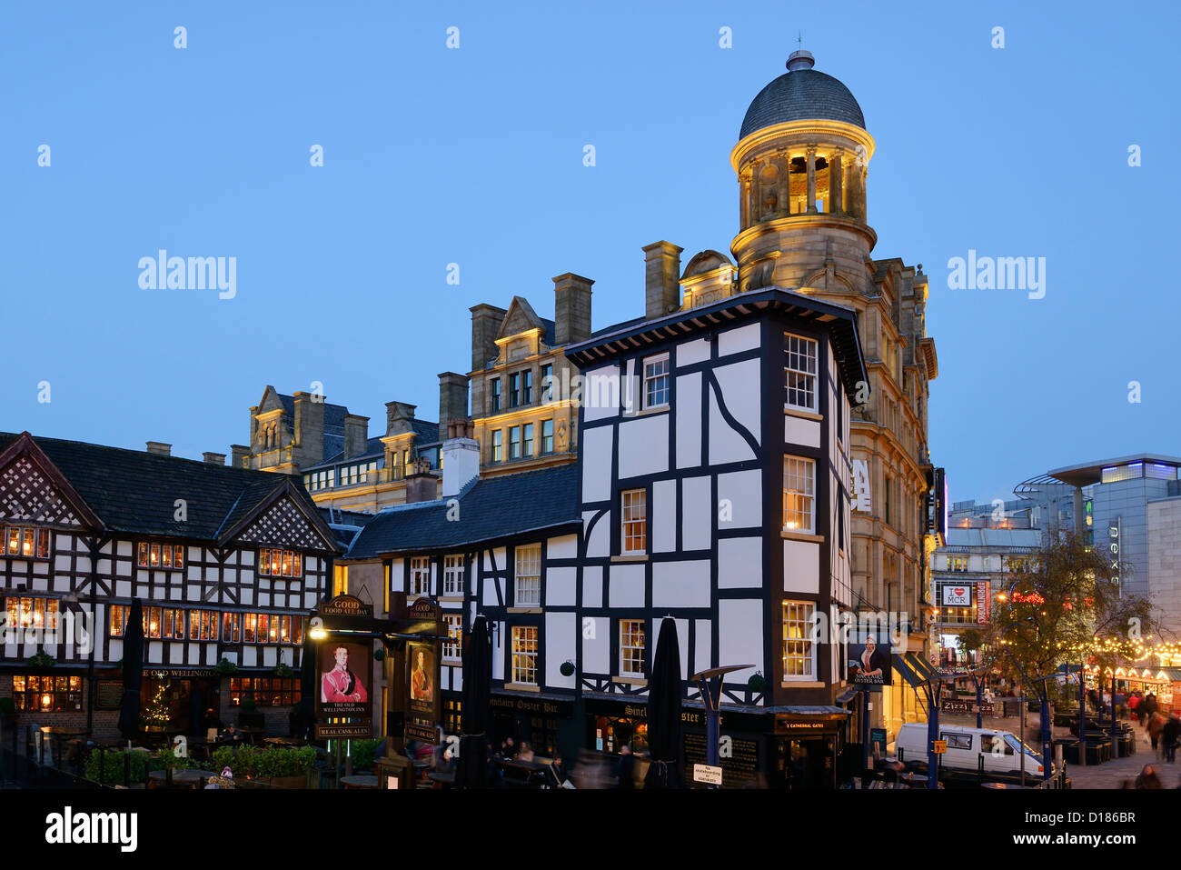 Die alte Wellington Pub und Sinclairs Oyster Bar vor The Corn Exchange in Manchester City Centre Stockfoto
