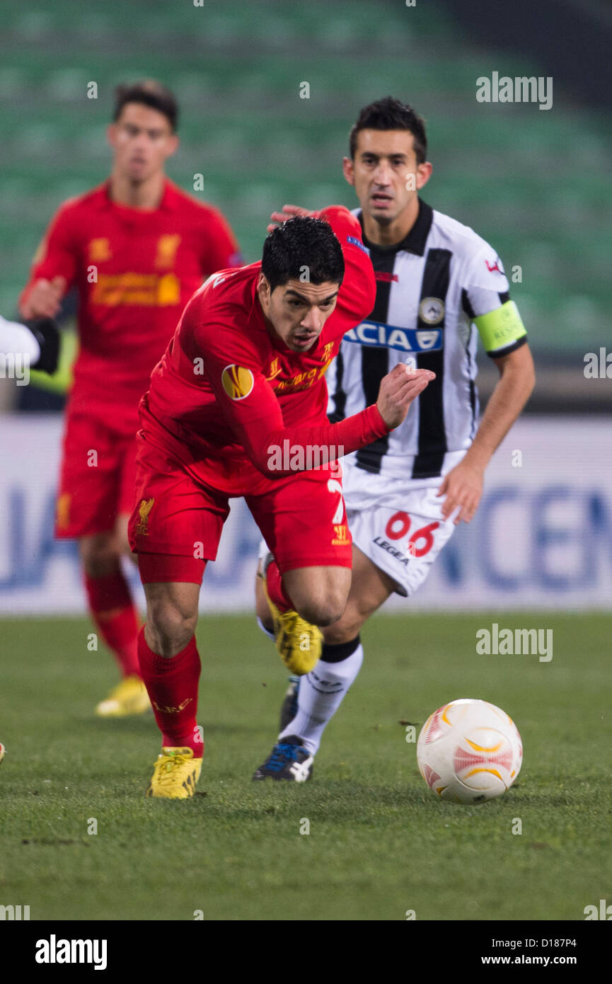 Luis Suarez (Liverpool), Giampiero Pinz (Udinese), 6. Dezember 2012 - Fußball / Fußball: UEFA Europa League Gruppe A Match zwischen Udinese 0-1 Liverpool im Stadio Friuli in Udine, Italien. (Foto von Maurizio Borsari/AFLO) [0855] Stockfoto