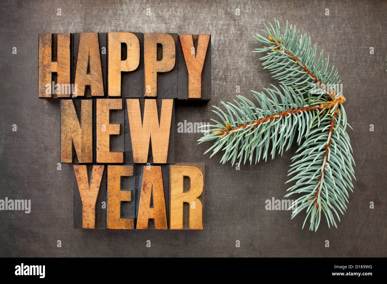 Frohes neues Jahr! -Text in Vintage Buchdruck Holzart Blöcken auf Metall Grunge Hintergrund Stockfoto