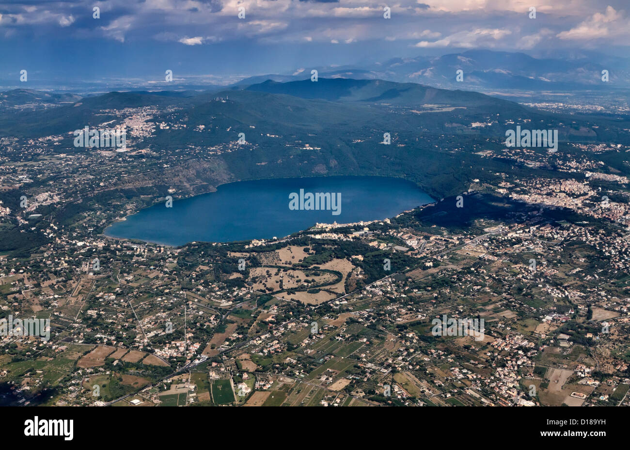 Italien, Latium, Luftaufnahme von Castel Gandolfo See (Rom) Stockfoto