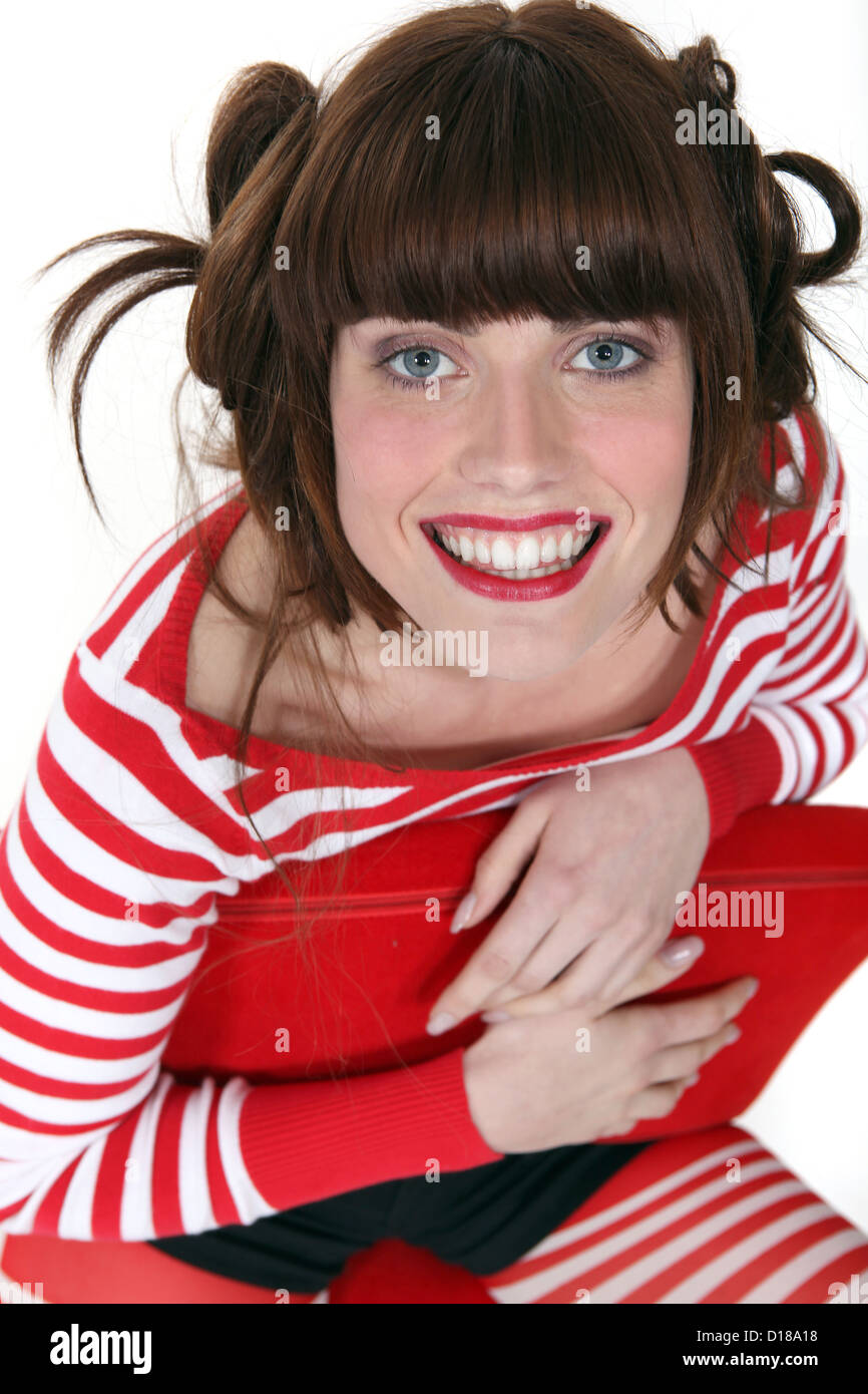 Süße Frau in rot, ein Buch zu lesen Stockfoto