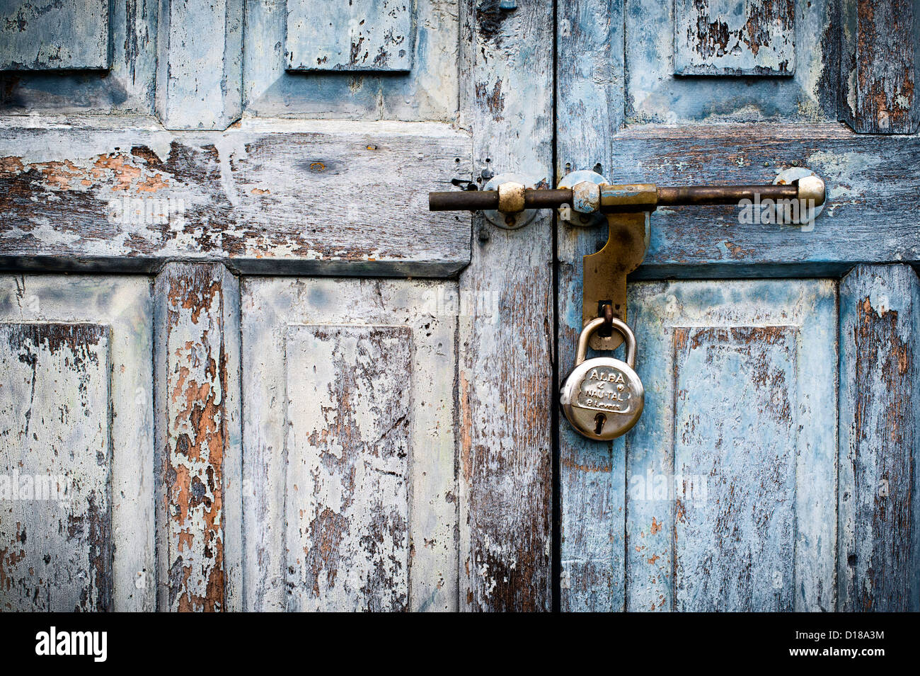Alten vernachlässigten Vorhängeschloss blaue Tür. Indien Stockfoto