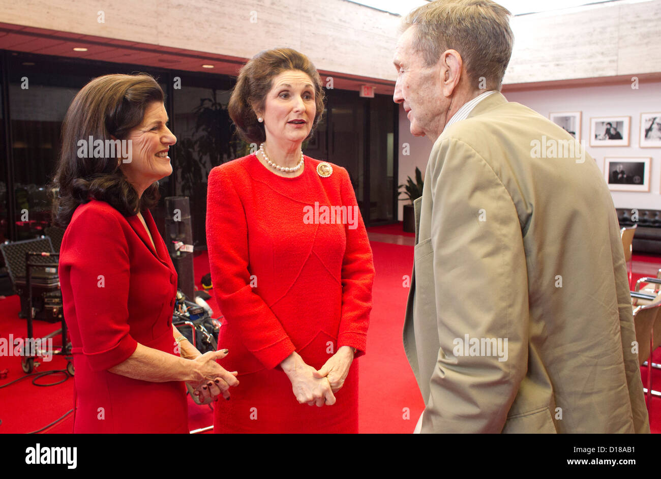 LBJ Präsident Töchter mit ehemaligen US Attorney General, Anwalt und Aktivist Ramsey Clark Stockfoto