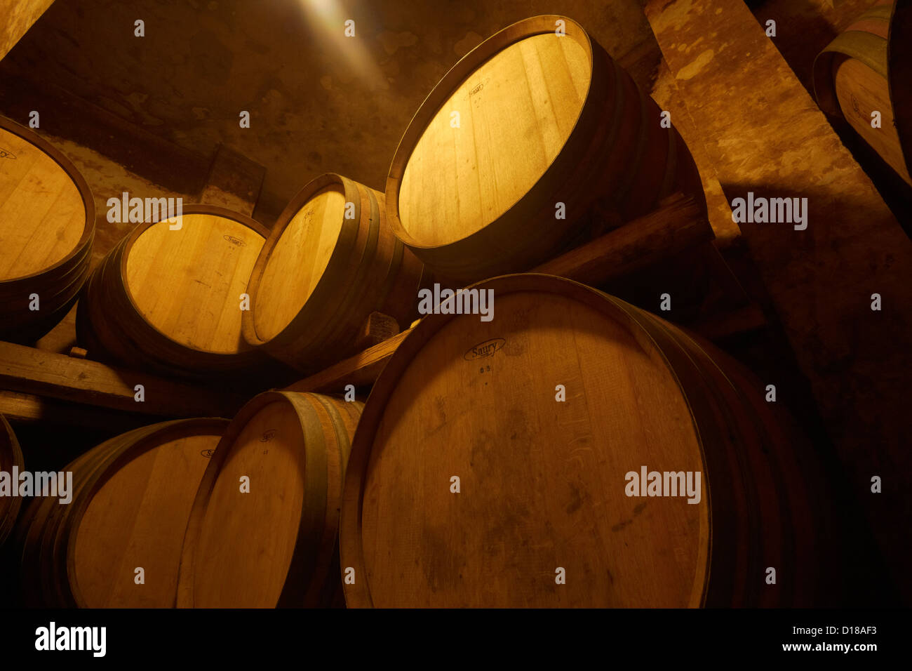Italien, Sizilien, Provinz Ragusa, hölzerne Wein Barrells in einem Weinkeller Stockfoto