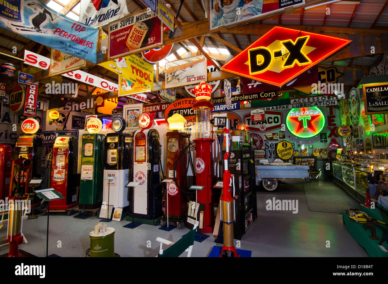 Das Northwoods Petroleum Museum in der Nähe von drei Seen, Wisconsin enthält viele Elemente, die im Zusammenhang mit der Erdöl-Industrie. Stockfoto