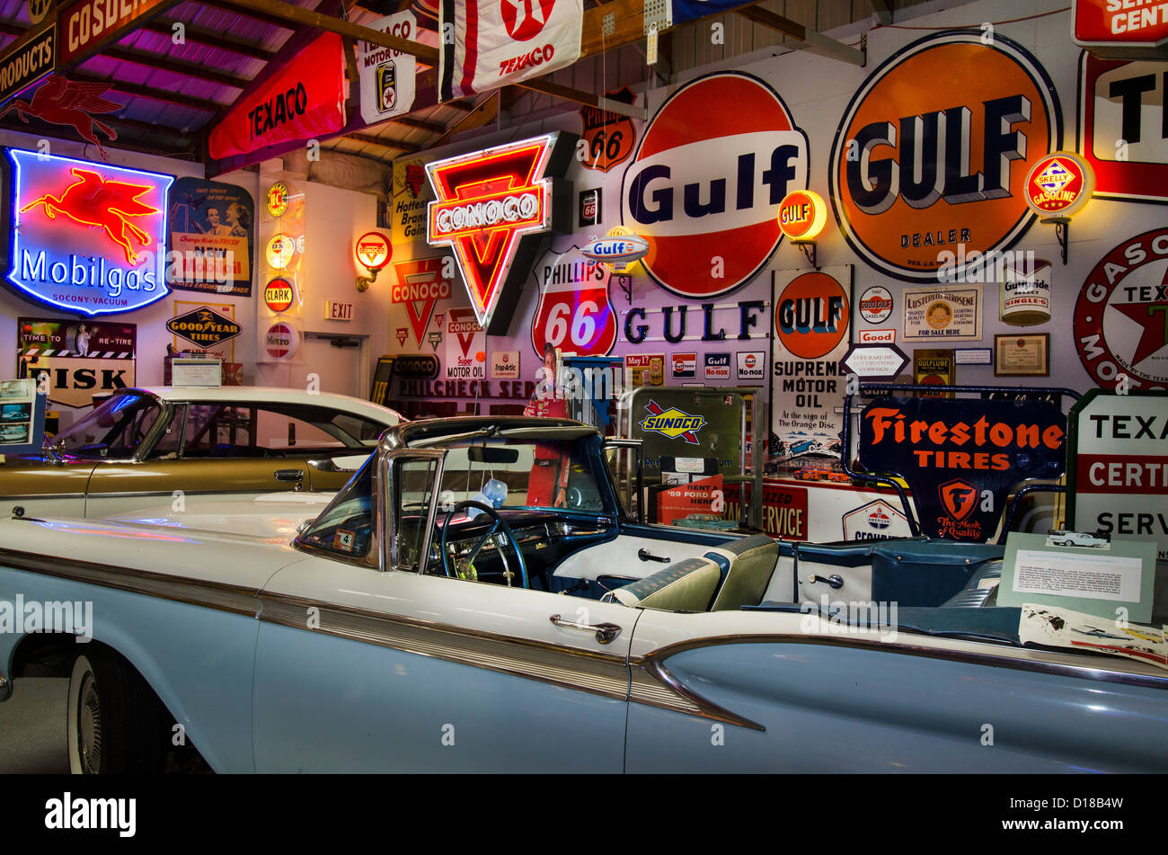 Das Northwoods Petroleum Museum in der Nähe von drei Seen, Wisconsin enthält viele Elemente, die im Zusammenhang mit der Erdöl-Industrie. Stockfoto