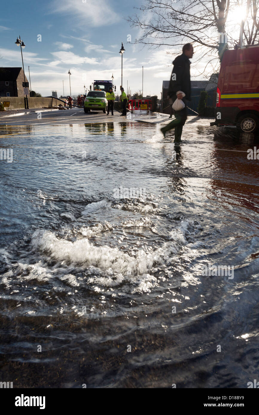 Überschwemmungen, eine geschlossene Brücke und Frühjahr Wasser sprudeln durch eine Straße Rost bei Malton in North Yorkshire. Stockfoto