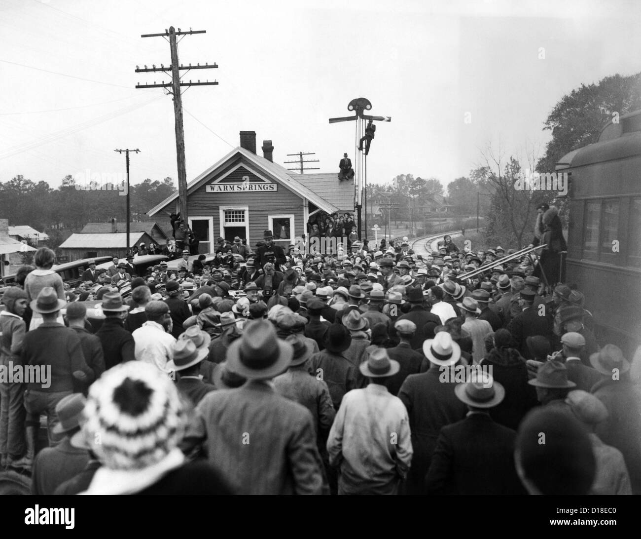 Gewählter Präsident Franklin Roosevelt wurde durch eine Menschenmenge auf dem Bahnhof in Warm Springs begrüßt. FDR angekommen sein Liebling Stockfoto