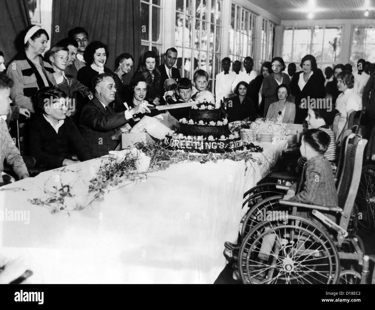 Gewählter Präsident Franklin Roosevelt seinen 51. Geburtstag feiert. FDR schneidet seinen Geburtstag Kuchen an das Sanatorium für polio Stockfoto