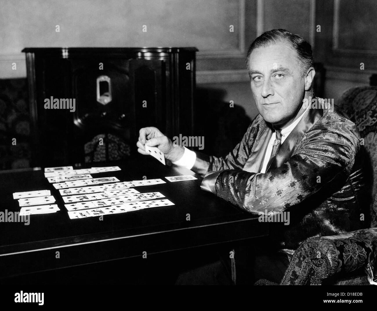 New Yorker Gouverneur und demokratischen Präsidentschaftskandidaten, Franklin Roosevelt, Solitaire zu spielen. Executive Mansion, Albany, neue Stockfoto