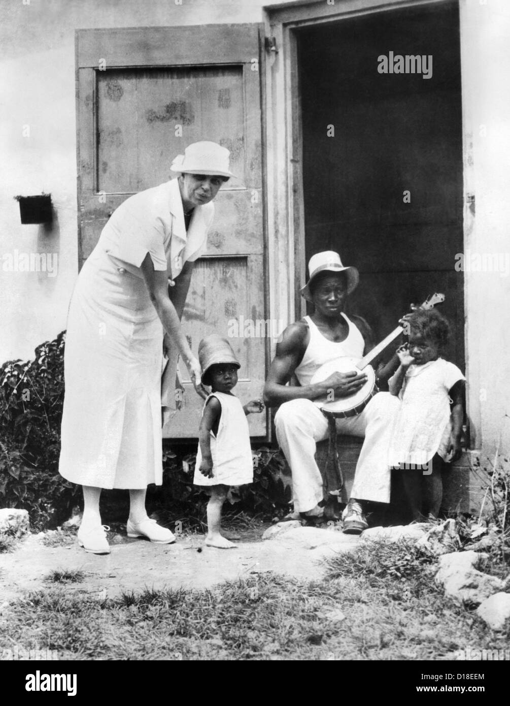 First Lady Eleanor Roosevelt im Chat mit der Familie Winn, Christiansted, St. Croix. Sie leben in öffentliche Arbeiten Stockfoto