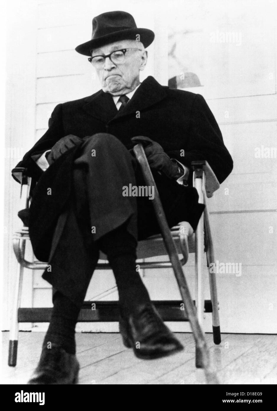 Der ehemalige Präsident Harry S. Truman auf seiner Veranda in Independence, Missouri. 11. November 1967. (CSU ALPHA 183) CSU Stockfoto