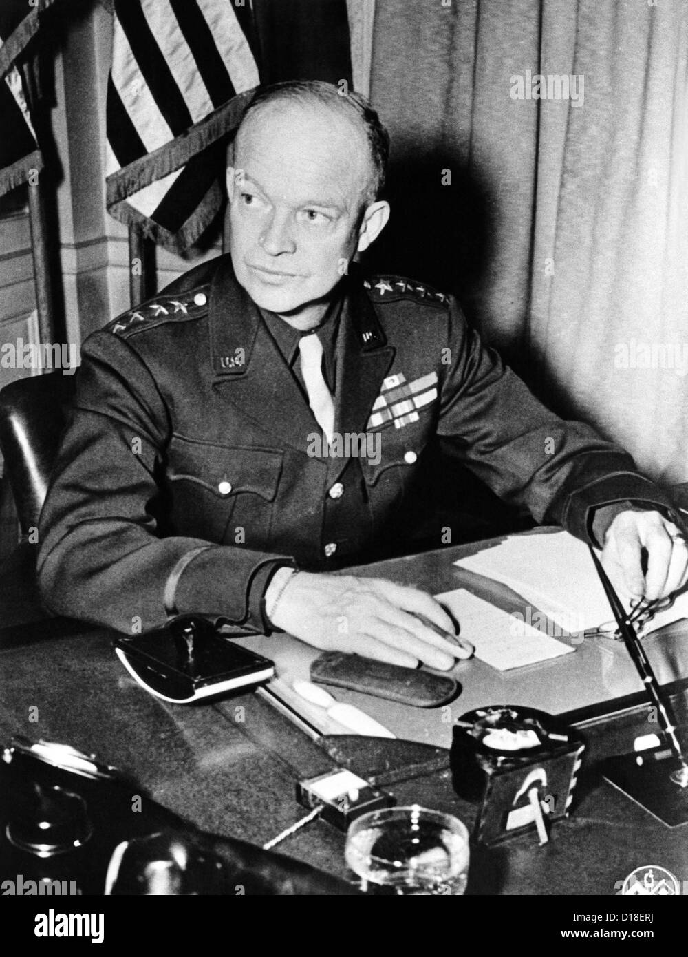 General Dwight Eisenhower, Oberbefehlshaber, Verbündete Kräfte während des zweiten Weltkriegs. 18. Januar 1944. (CSU ALPHA 254) CSU Stockfoto