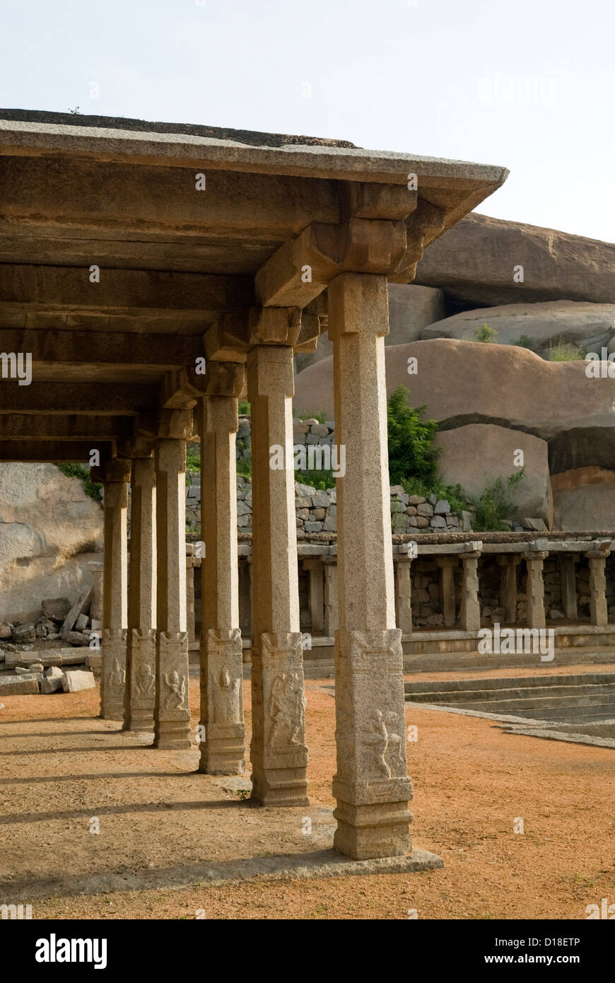 Säulen Mandap neben Pushkarni (Krishna Basar) in Hampi, Karnataka, Indien Stockfoto