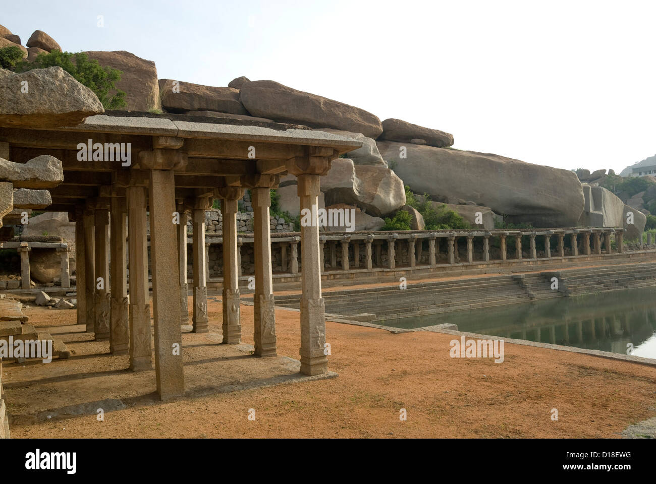 Pushkarni neben dem Krishna-Basar in Hampi, Karnataka, Indien Stockfoto