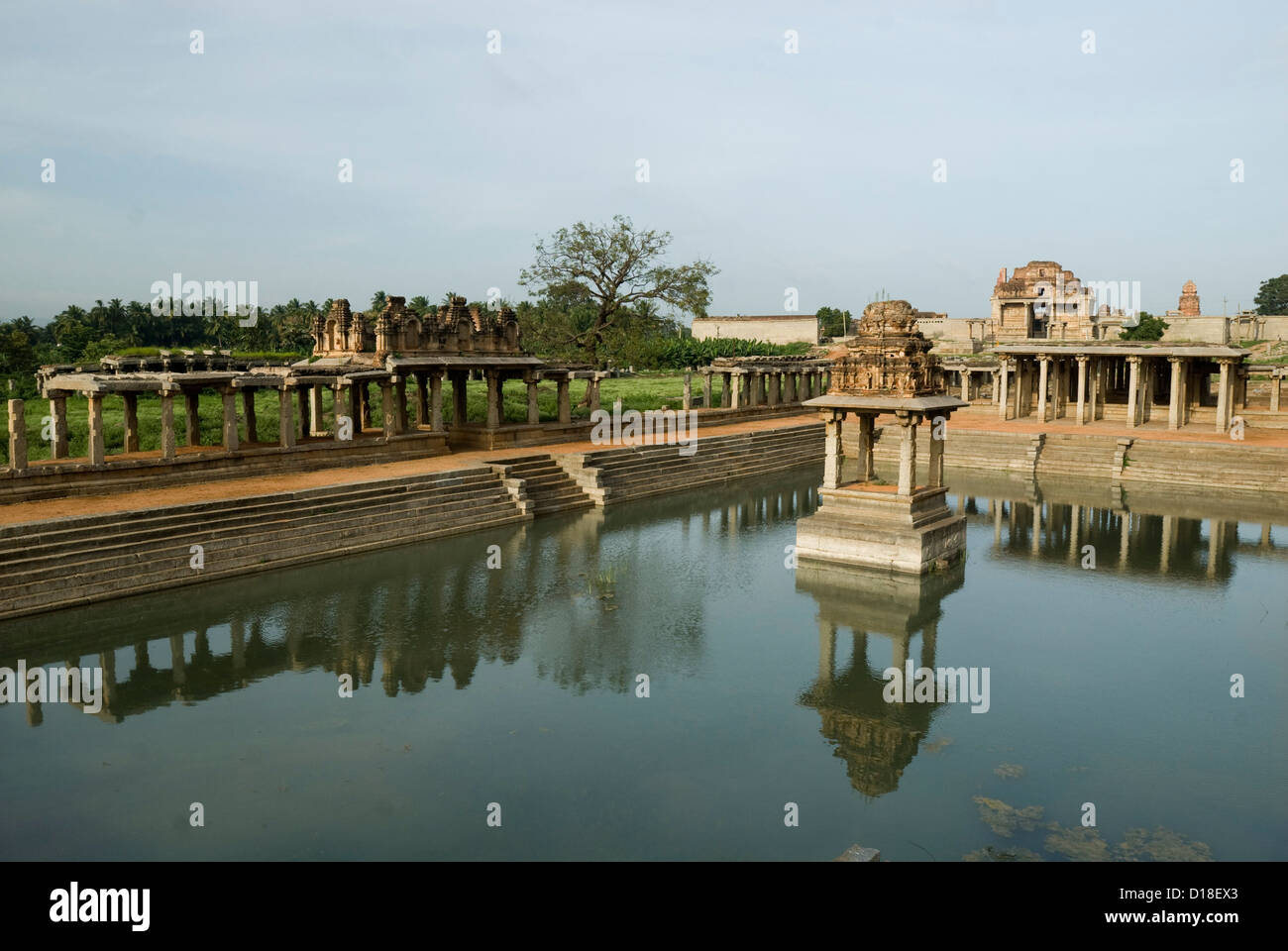 Pushkarni neben dem Krishna-Basar in Hampi, Karnataka, Indien Stockfoto