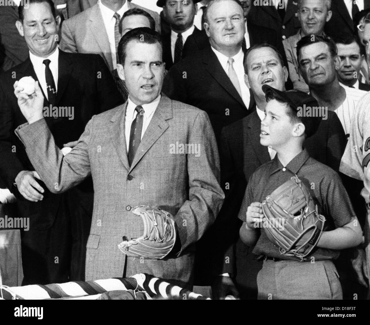 Vizepräsident Nixon eröffnet offiziell die 1959 Baseball-Saison. Neben ihm ist junge David Eisenhower, Enkel des Präsidenten Stockfoto