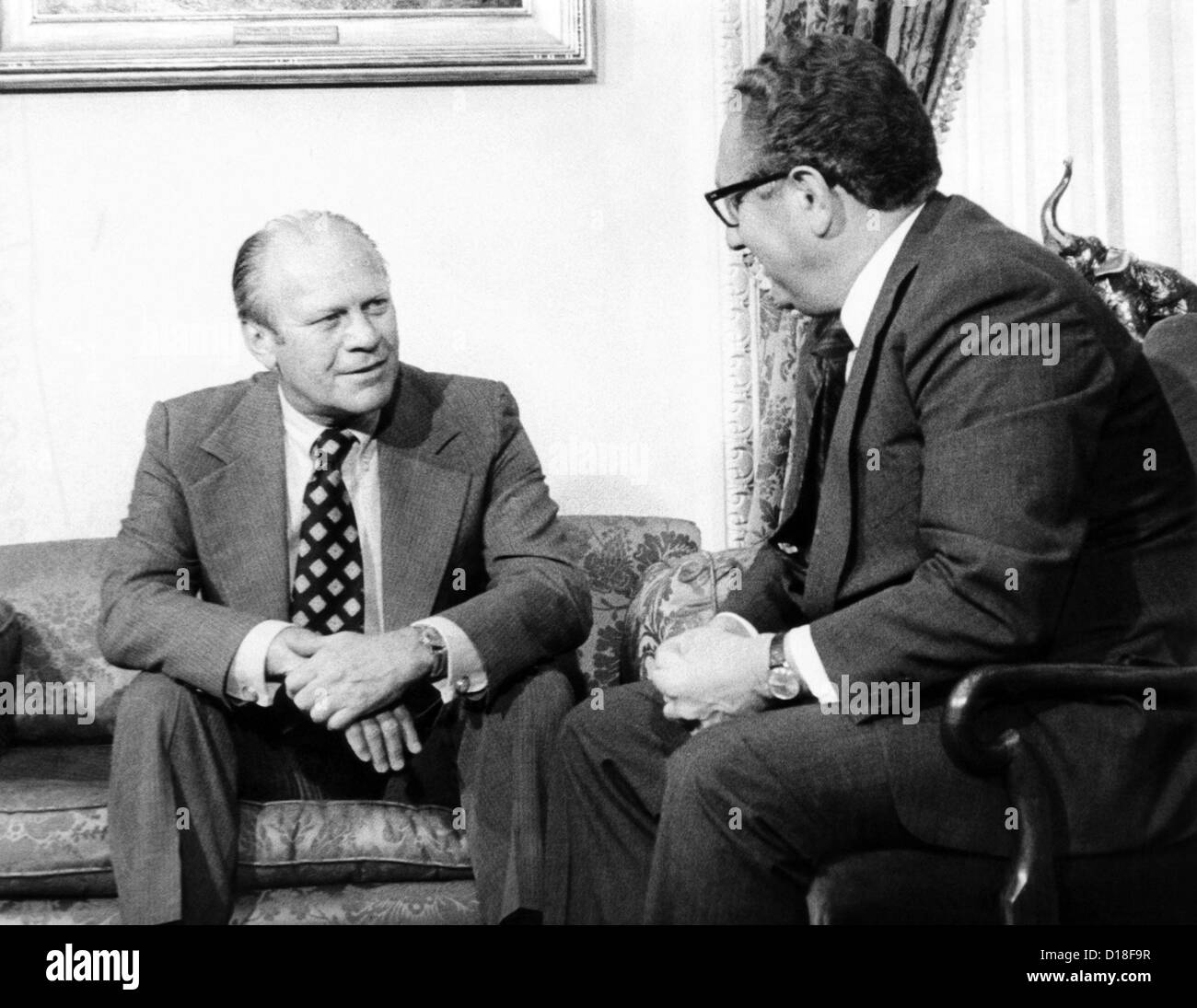 Präsident Gerald Ford und Staatssekretär, Henry Kissinger, treffen kurz nach Präsident Nixons Rücktritt. Aug. 10-12, Stockfoto