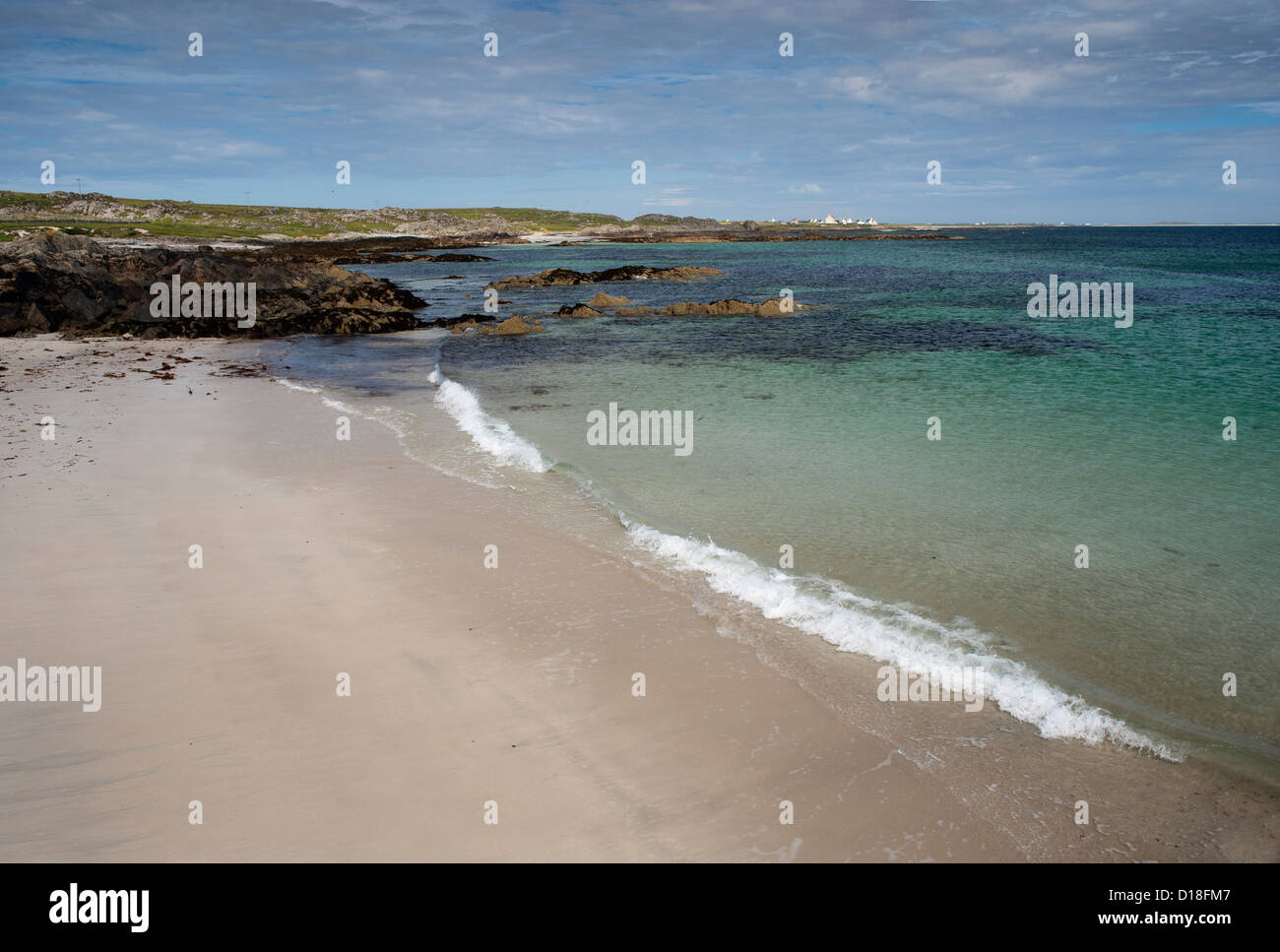 Wellen an Land kommen bei Hynish auf den Inneren Hebriden Insel Tiree, Schottland. Stockfoto