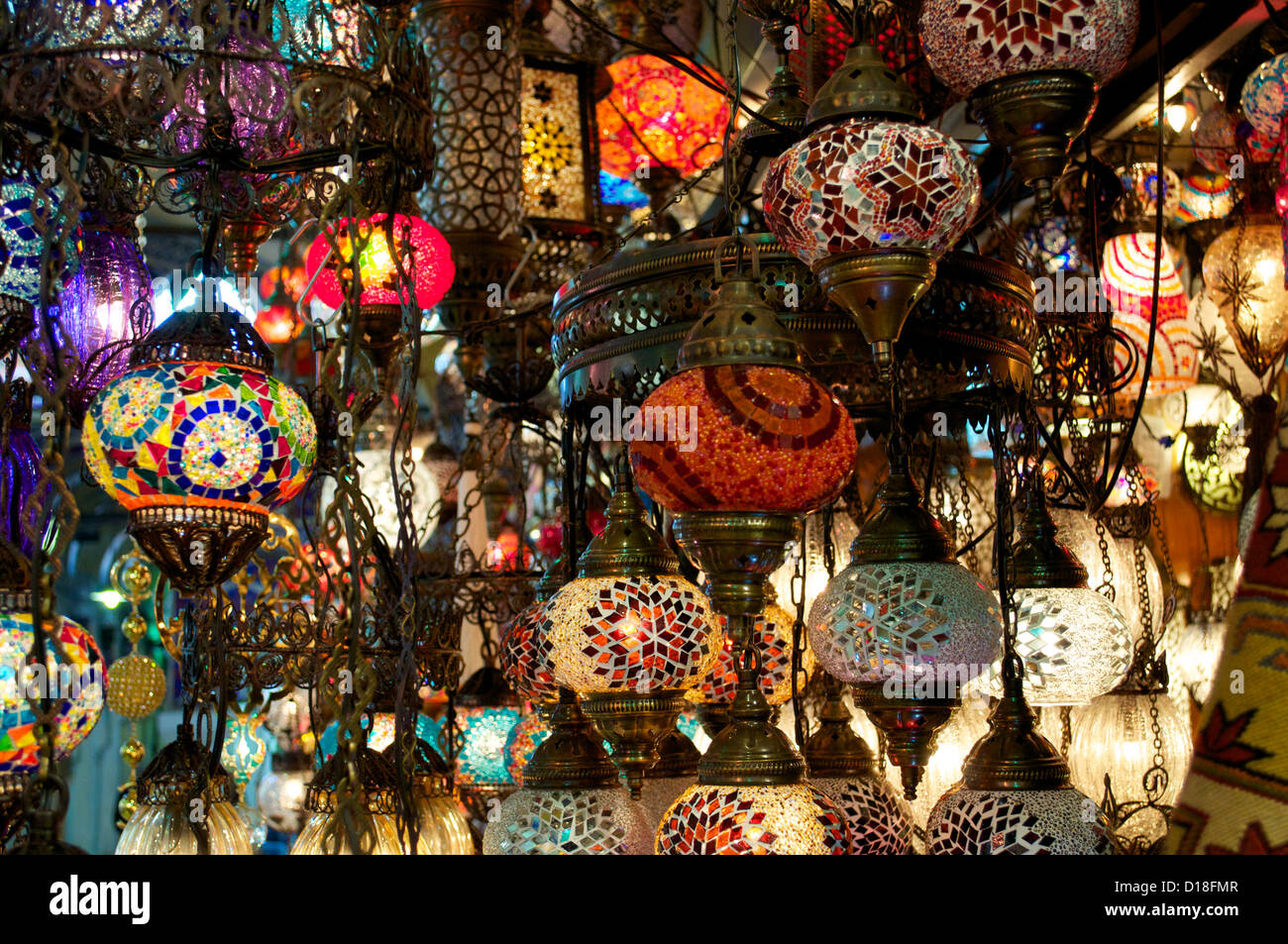 Bunte Lichter und Lampen und Schattierungen in den großen Basar in Istanbul Türkei Stockfoto