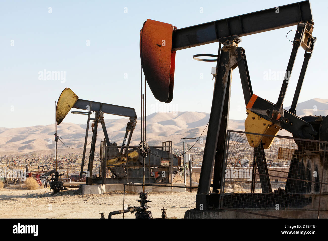 Ölpumpen und Raffinerie im Ölfeld Stockfoto