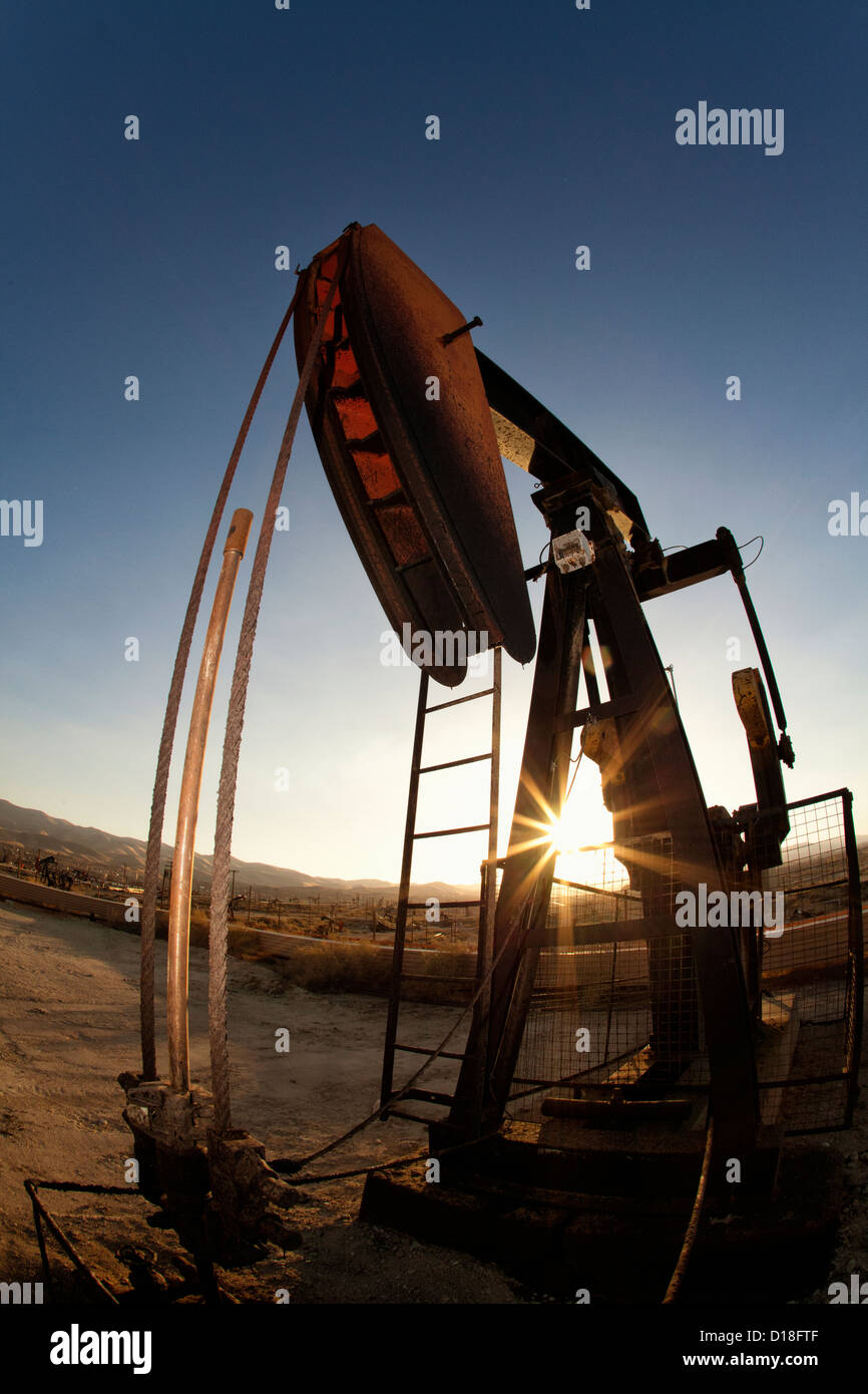 Ölpumpe mit Leiter im Ölfeld Stockfoto