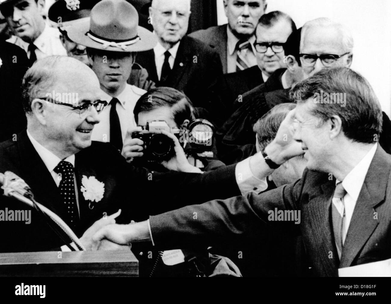 Neu schüttelt eröffnete Georgias Gouverneur Jimmy Carter (rechts) Hände mit seinem Vorgänger, Rassentrennung Lester Maddox. Jan. Stockfoto