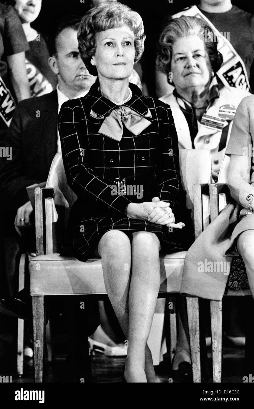 Patricia Nixon ist während ihres Mannes Wahlkampfrede tadellos in Körperhaltung und Kleid. Grand Rapids, Michigan. 23. Oktober 1968. Stockfoto