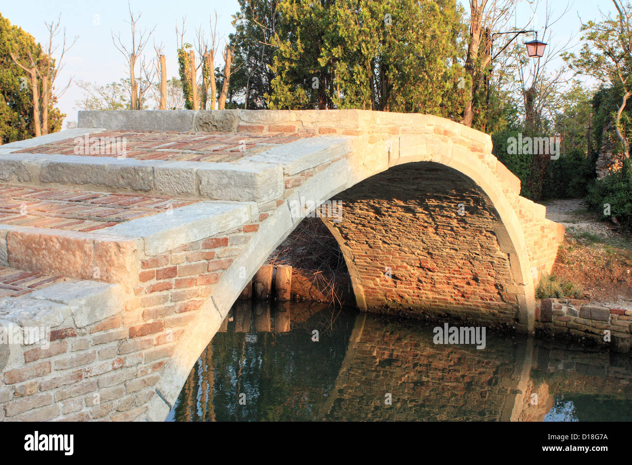 Ponte del Diavolo (Teufelsbrücke) ohne Brüstung, Insel Torcello Stockfoto