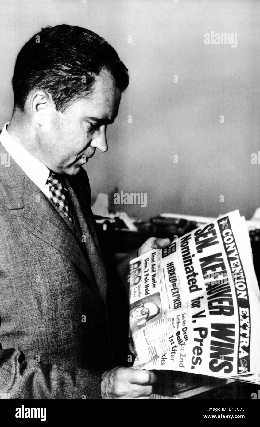Vizepräsident Richard Nixon liest eine Schlagzeile über demokratische Vize-Präsidentschaftskandidaten, Senator Estes Kefauver. Aug. 18, Stockfoto