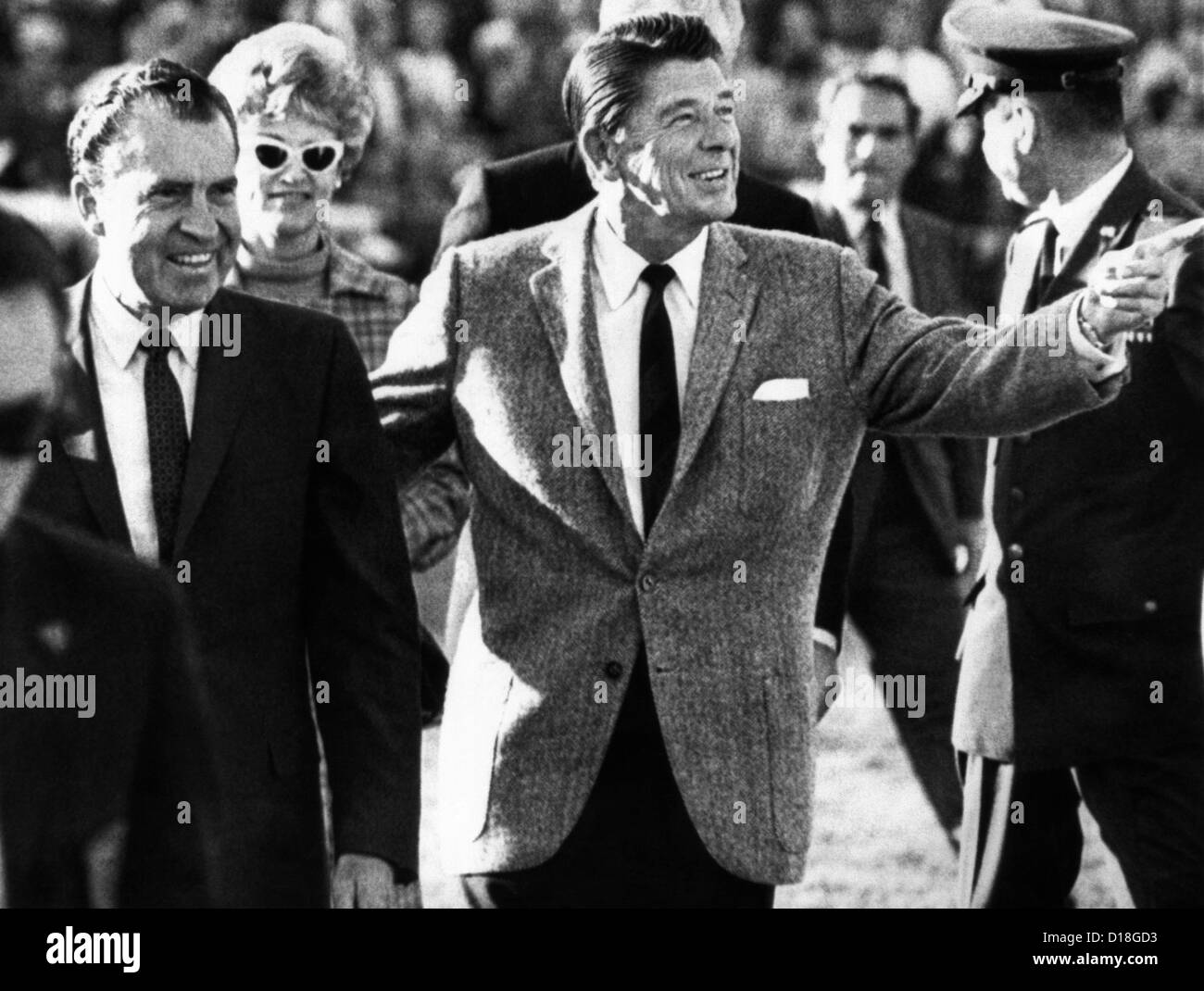 Gouverneur von Kalifornien Ronald Reagan Escort gewählter Präsident Richard Nixon über das Feld zur Halbzeit der Rose Bowl-Spiel. Nach Stockfoto