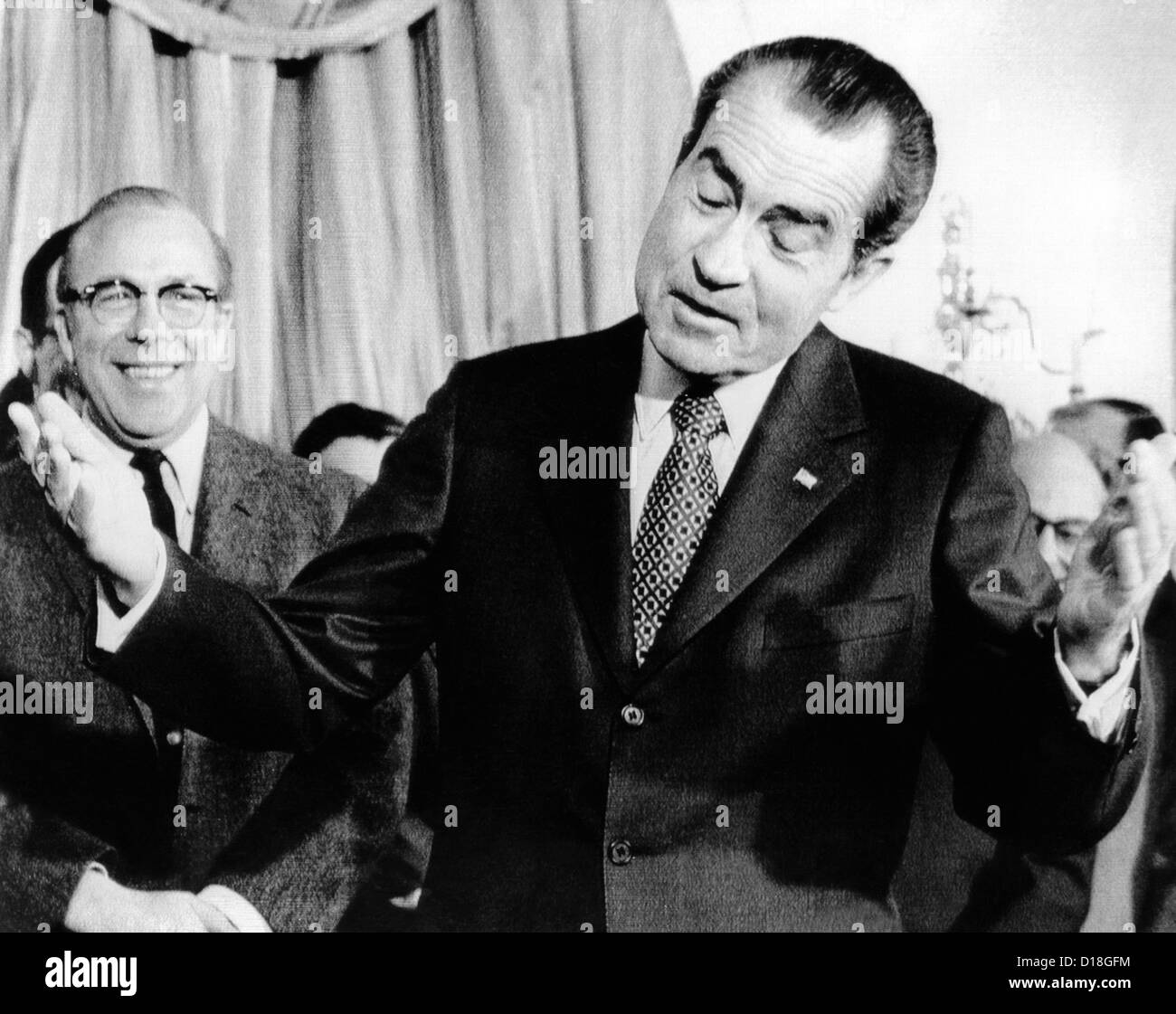 Präsident Richard Nixon zuckt mit den Schultern und Gesten vor der Unterzeichnung des Haushalts für steuerliche 1972. Der Präsident schickte an den Kongress eine $229,2 Stockfoto