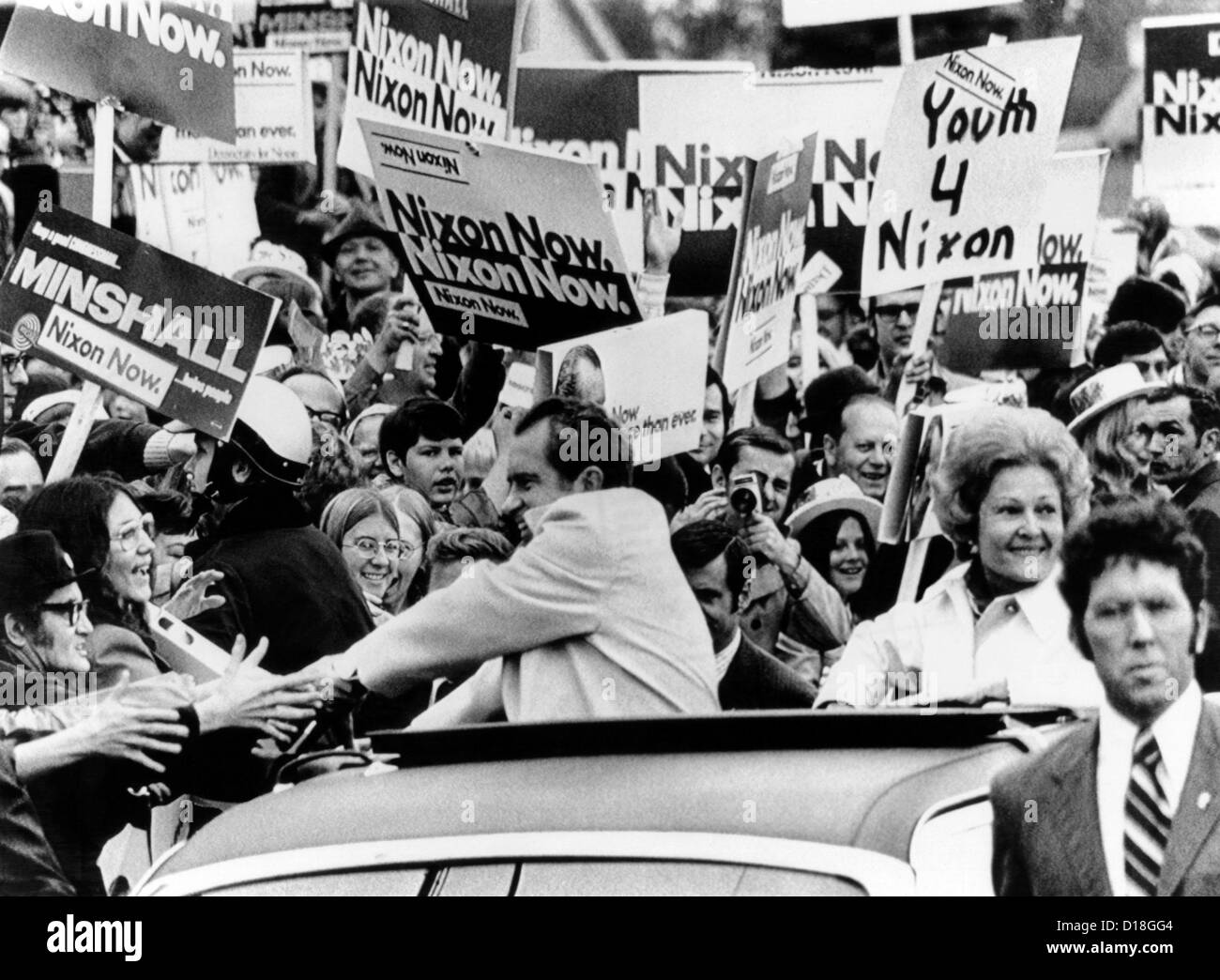 Präsident Richard Nixon schüttelt Hände mit umstehenden auf seiner 80-Meile Autokolonne Kampagne Schaukel durch Northeast Ohio. 28 Okt. Stockfoto