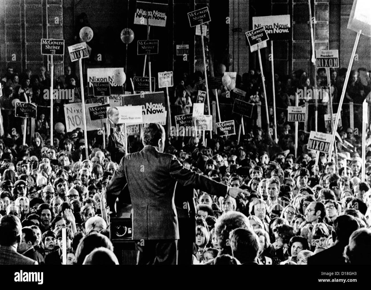 Präsident Richard Nixon sprach mit einer Kundgebung von etwa 15.000 Personen am internationalen Flughafen von Tulsa. Nixon sprach im Inneren einer riesigen Stockfoto