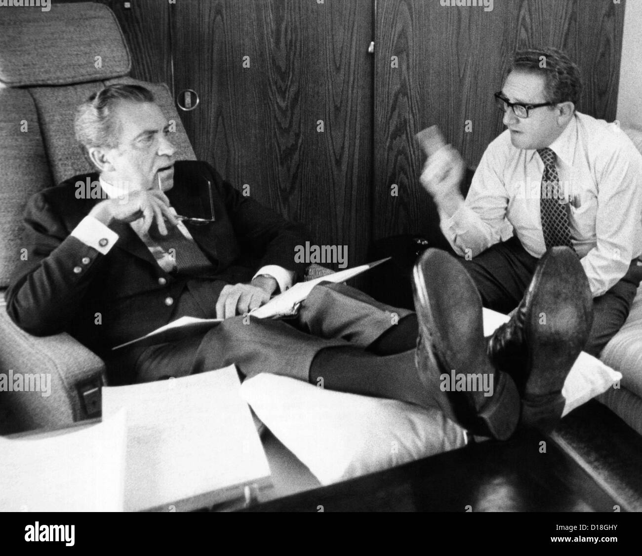 Präsident Richard Nixon und Henry Kissinger sprechen auf der Air Force One. Nixons Multi-Nation Reisen von 10 bis 19 Juni zur Verfügung gestellt Stockfoto