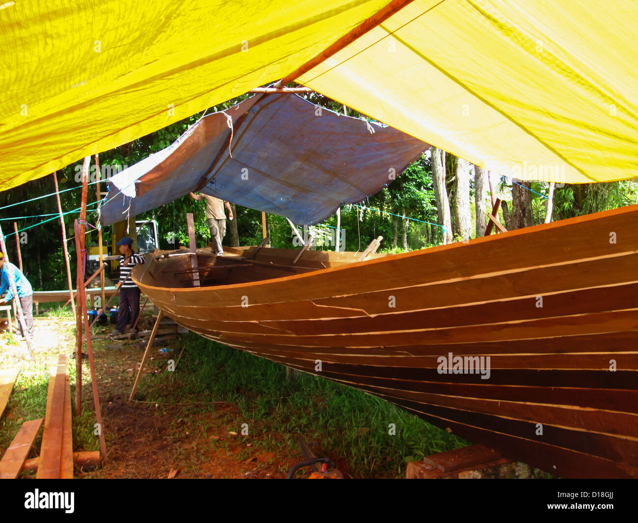 Einem traditionellen Holzboot im Bau in der Nähe von Kahayan Fluss, Zentral-Kalimantan (Borneo), Indonesien. Stockfoto