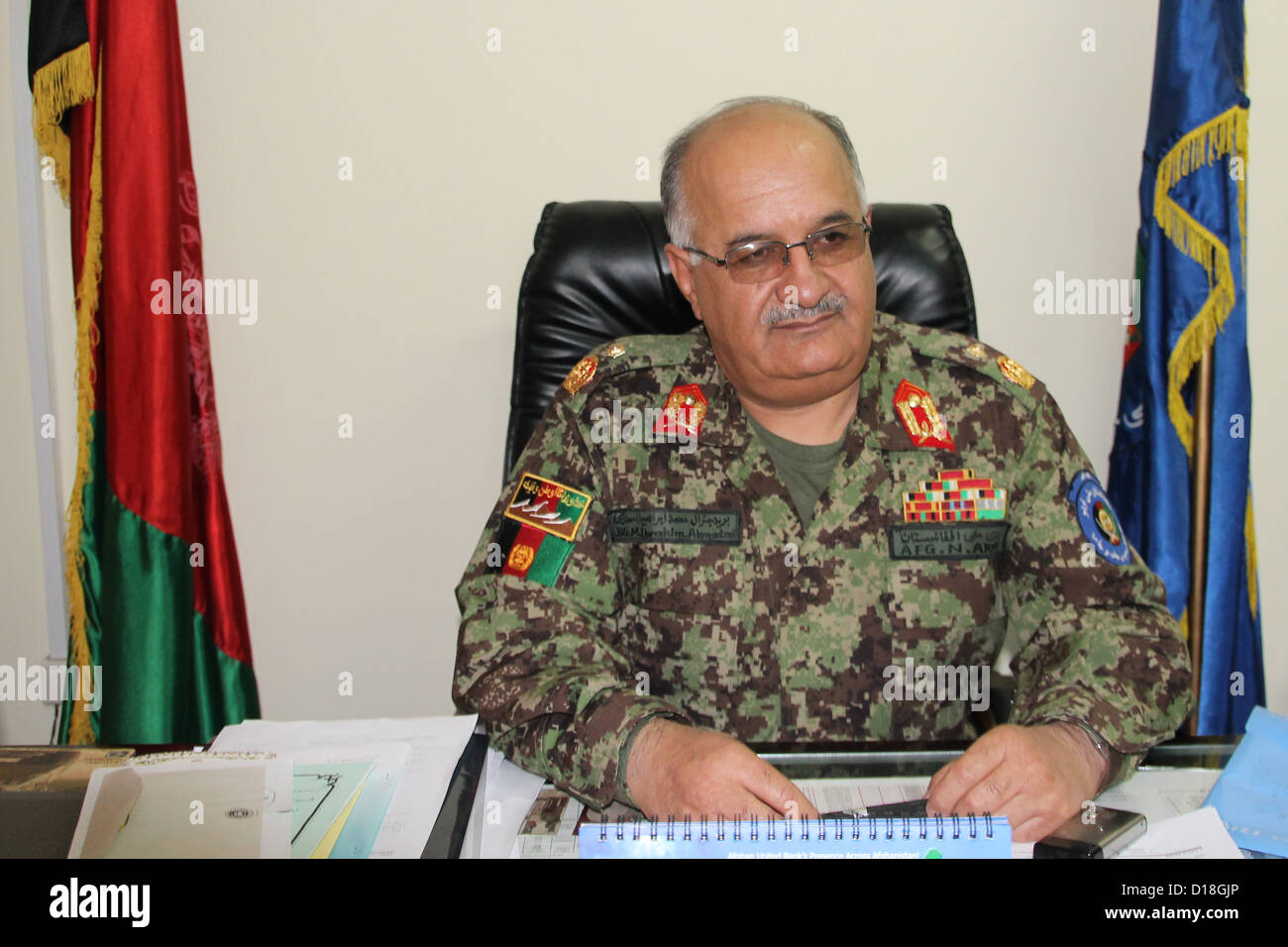 Der stellvertretende Kommandant für die Rekrutierung von Truppen Brigadegeneral Ibrahim Ahmadsai sitzt in seinem Büro im Recruiting Center in Kabul, Afghanistan, 6. November 2012. Der Deutsche Bundestag entscheidet über das neue Mandat für die Bundeswehr-Mission in Afgahnistan im Januar 2013. Das Mandat umfasst den Rückzug der Truppen um fast 30 Prozent Senkung der Zahl der Soldaten auf 3.300 bis Anfang 2014. Foto: Can Merey Stockfoto