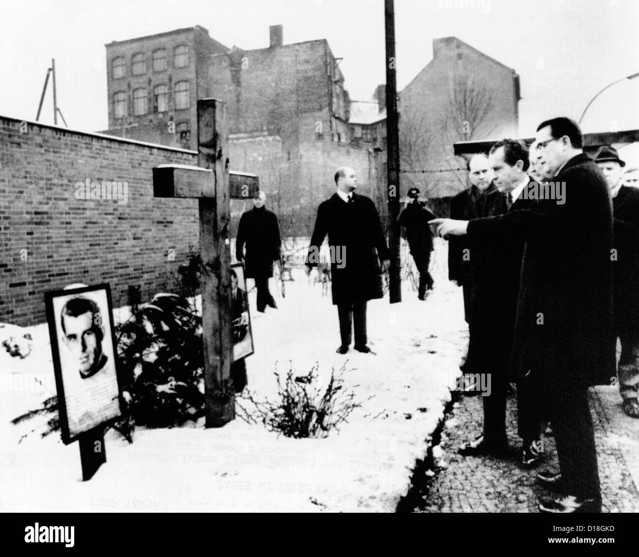 Präsident Richard Nixon und West-Berliner Bürgermeister Klaus Schuetz an einem Denkmal für zwei ostdeutschen von Wachen getötet, als sie versucht Stockfoto