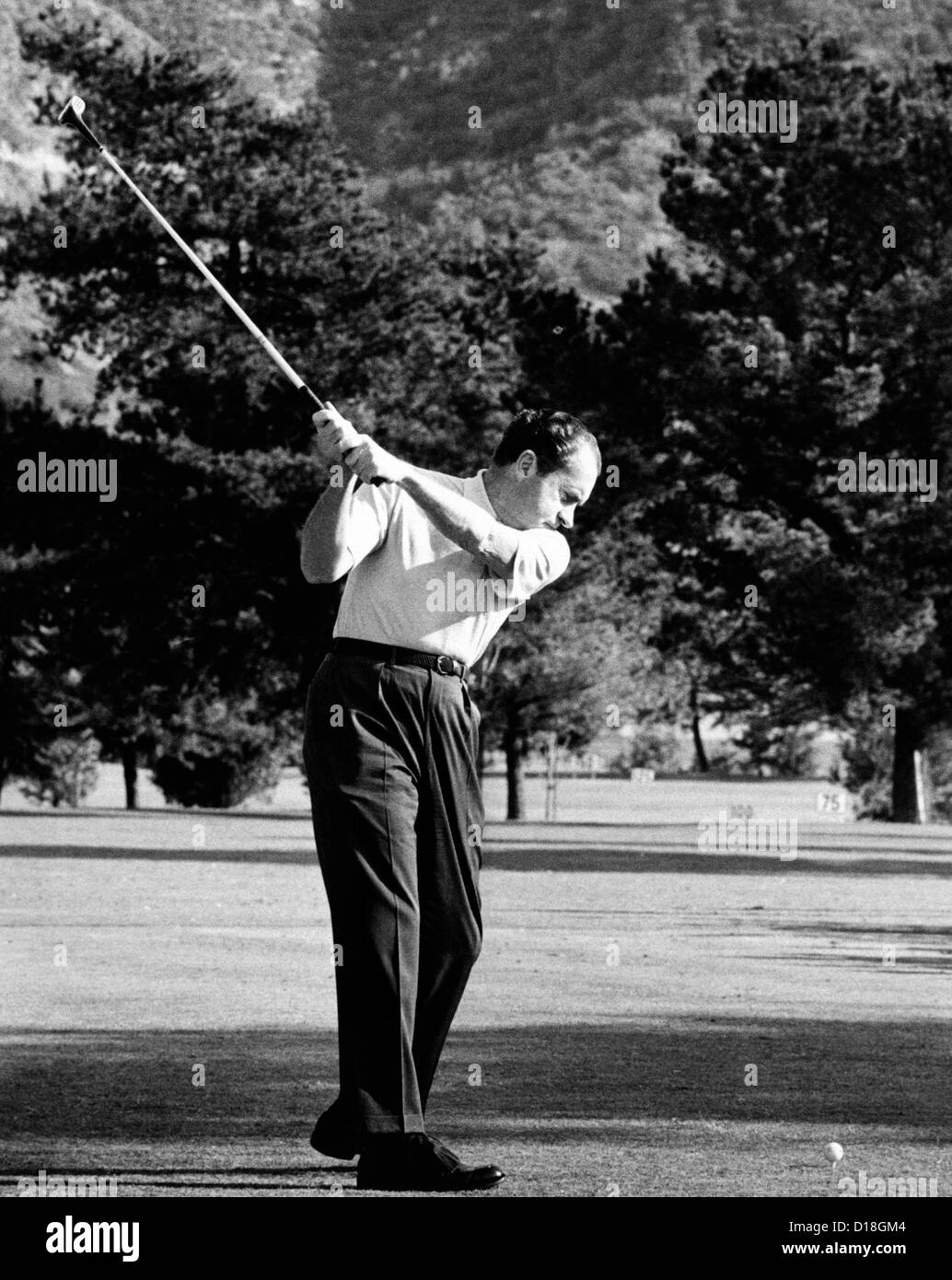 Präsident Richard Nixon Golfen. Er ist auf dem ersten Loch des Lakeside Country Club in North Hollywood. Nixon spielte einem Stockfoto