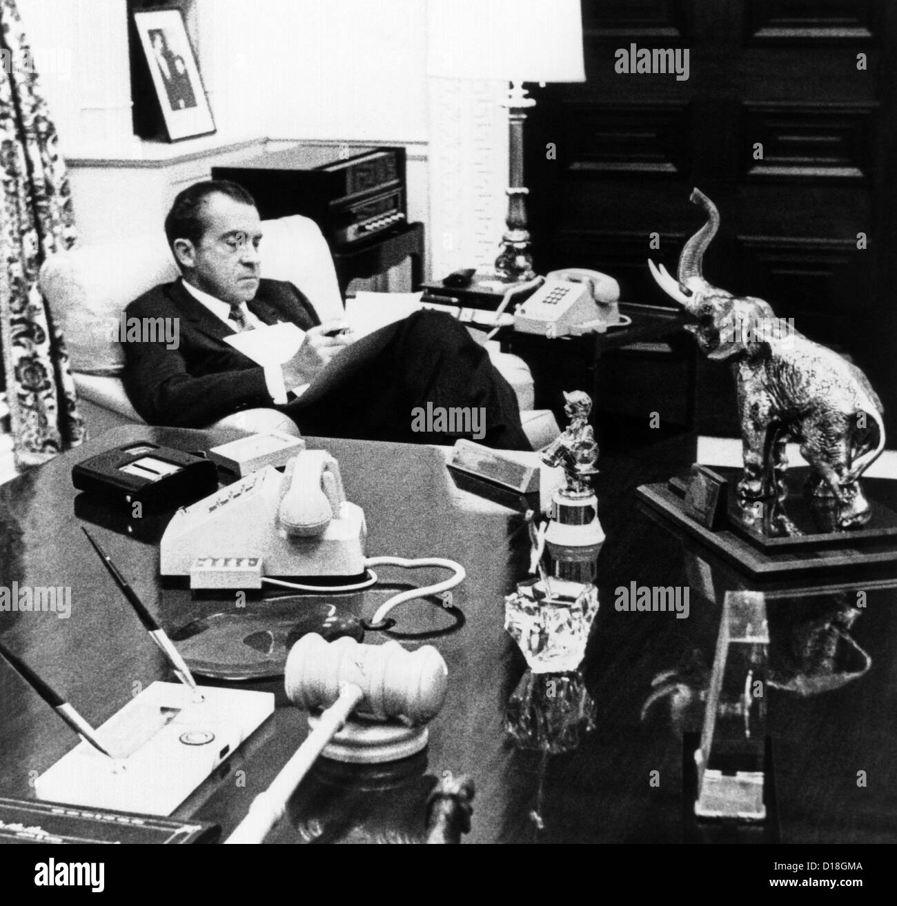 Präsident Richard Nixon in seinem Büro in der Residenz des weißen Hauses. Auf dem Schreibtisch sind Souvenirs aus seiner langen politischen Karriere. Stockfoto