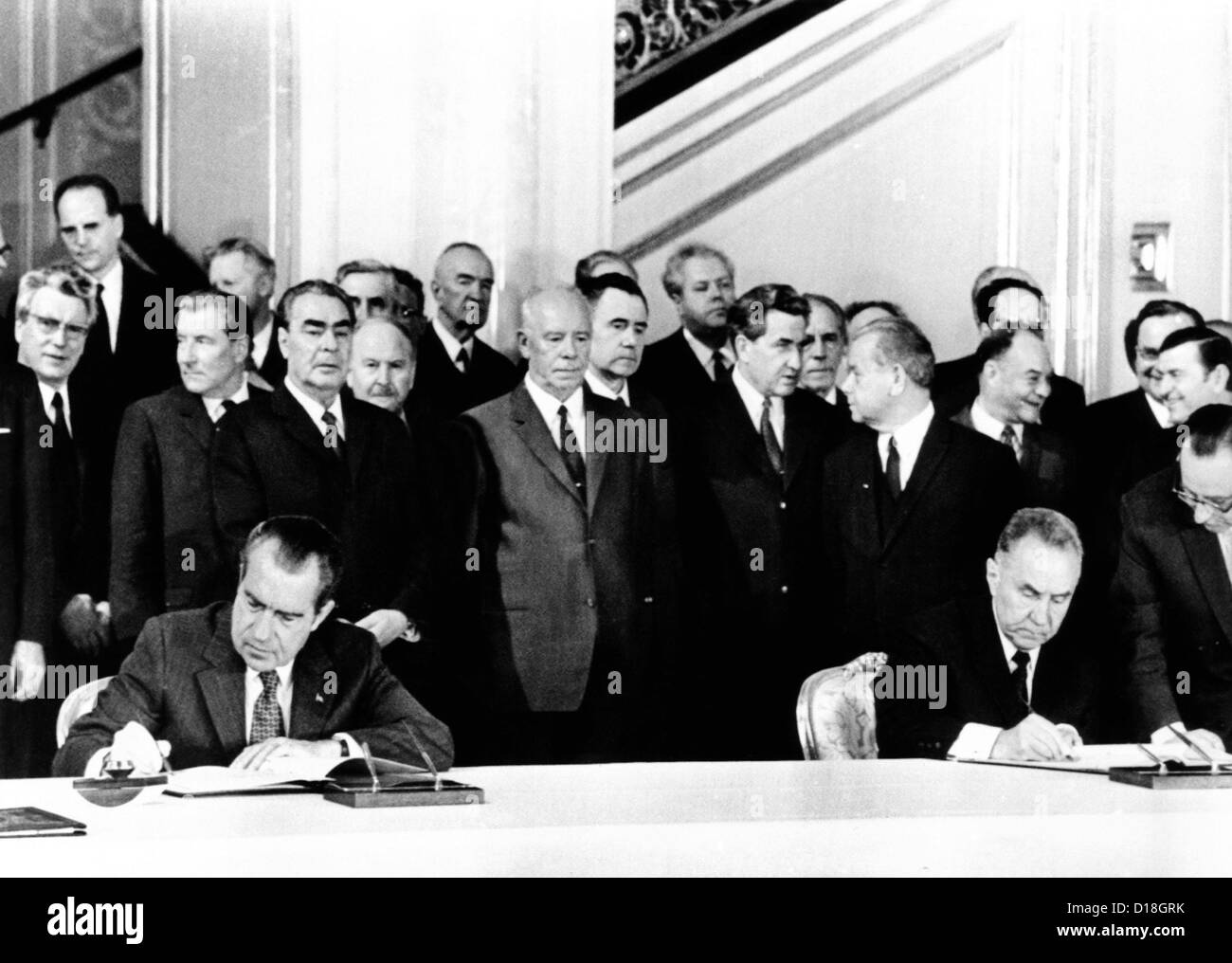Präsident Richard Nixon und sowjetischen Ministerpräsidenten Alexei Kosygin unterzeichnen eine Vereinbarung zur gemeinsamen amerikanisch-sowjetischen Experimentaufbauten. Hinter Stockfoto