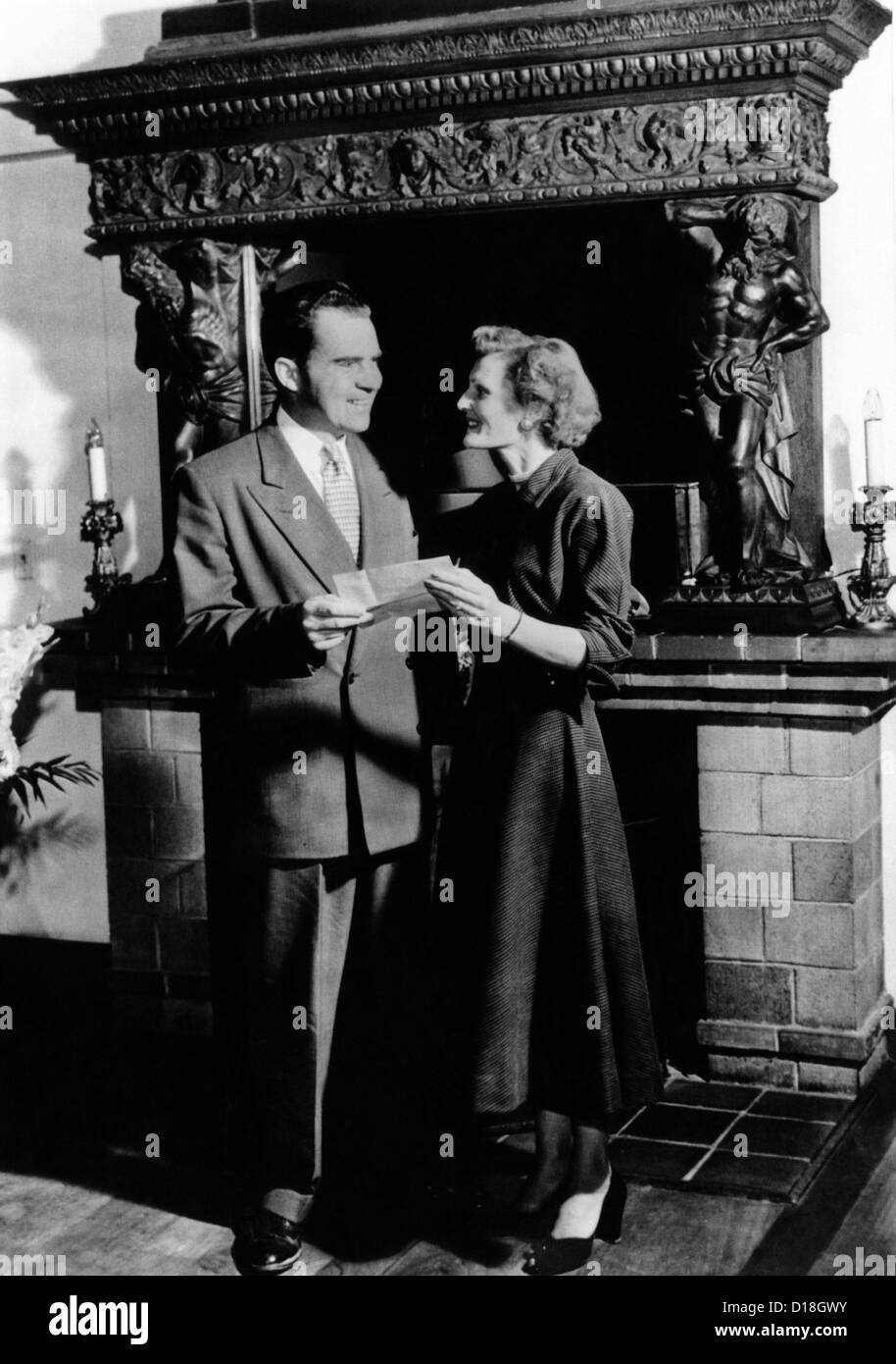 Junger Anwalt Richard Nixon und seine Braut, die ehemalige Thelma Catherine Ryan darstellen, halten Sie ihre neu erworbenen Ehe Stockfoto