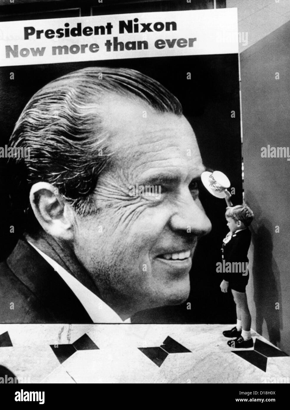 Ein vier-Jahr-alte junge Tipps seinen Hut auf einem riesigen Plakat von Präsident Nixon im Fountainbleau Hotel. Über dem Bild lautet Stockfoto