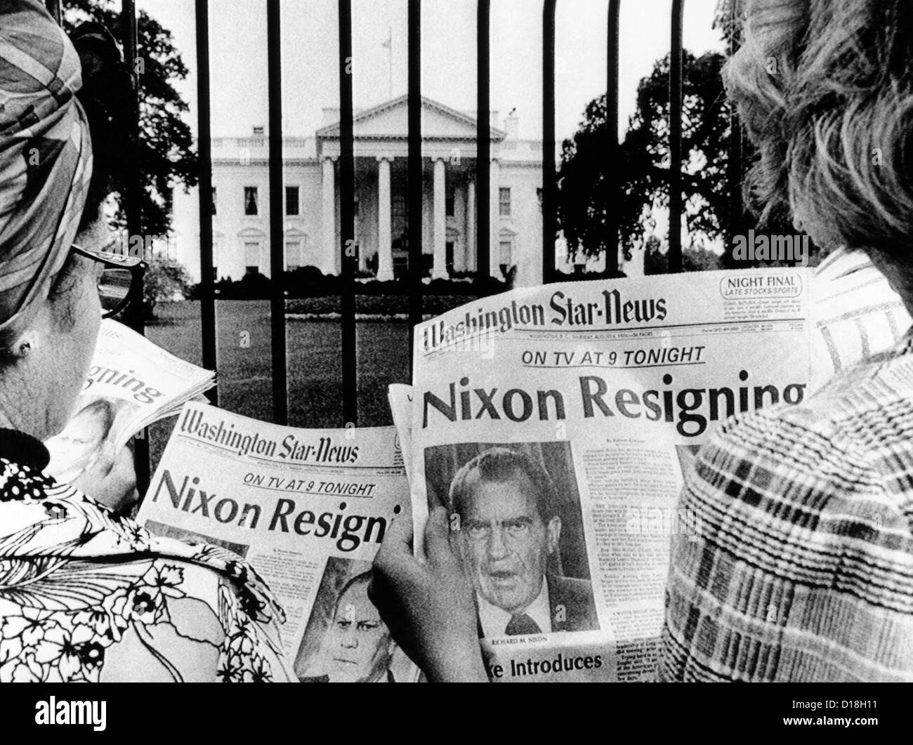 Touristen vor dem weißen Haus lesen Sie Schlagzeilen, "Nixon abfinden." 8. August 1974. (CSU ALPHA 642) CSU-Archiv/Everett Stockfoto