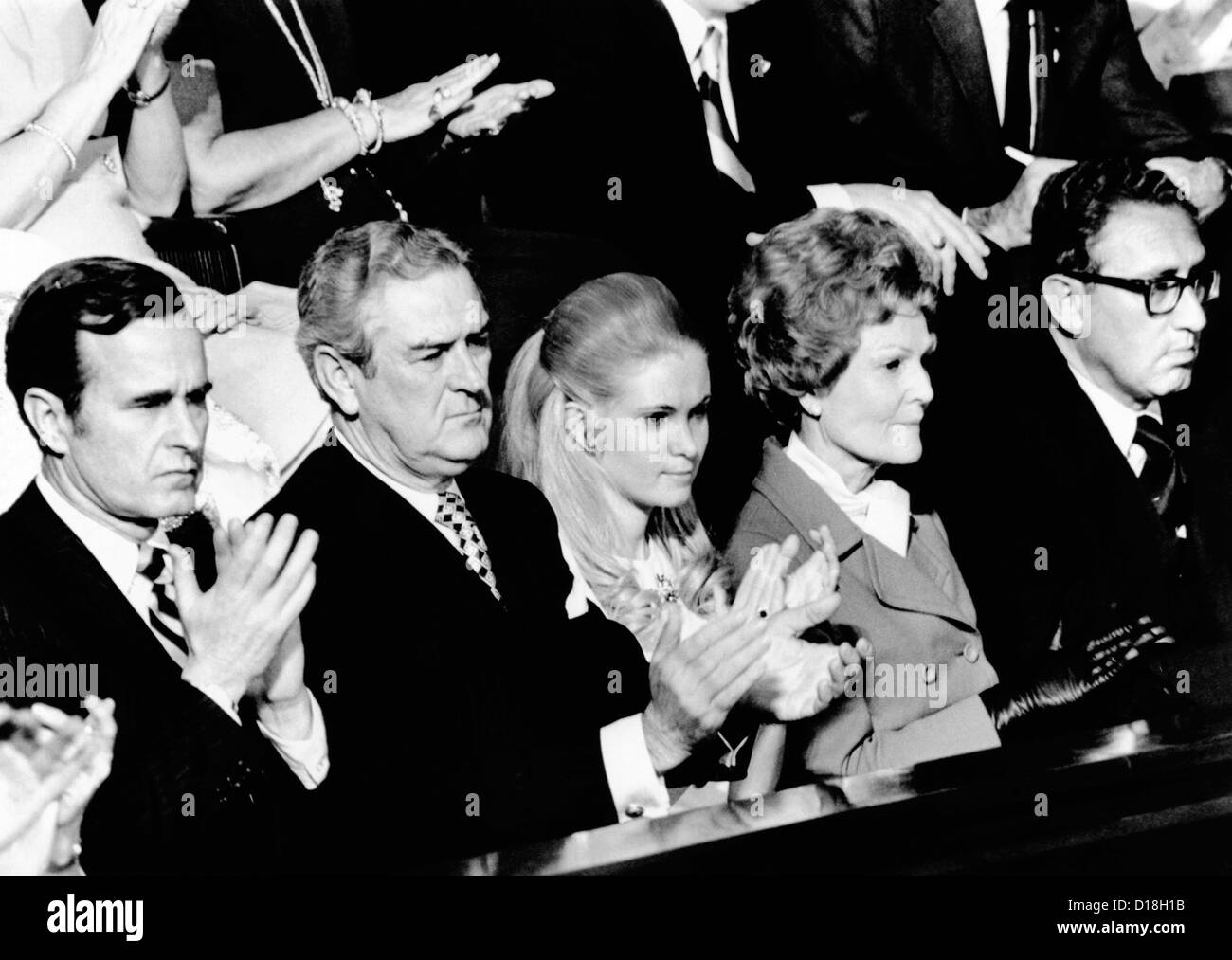 Nixon Familie und Verwaltung hören auf Nixons Staat der Union Nachricht. L-r: George Bush, UNO Botschafter Stockfoto